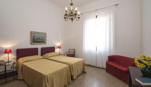 Two-Bedroom Apartment with Balcony (Pitti)