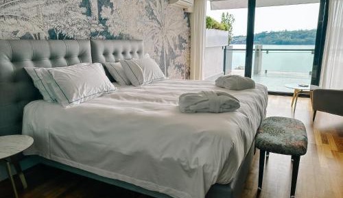 Panoramic Suite with Terrace and Lake View