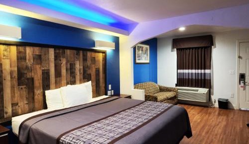 Deluxe King Room - Non-Smoking