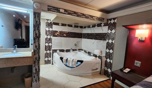 Deluxe Suite with Spa Bath