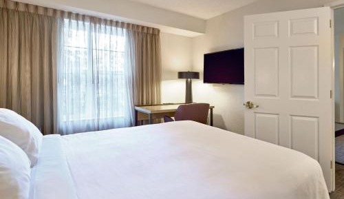 Two-Bedroom Suite with Adapted Tub - Mobility and Hearing Accessible