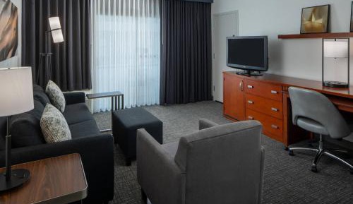 One-Bedroom King Suite with Sofa Bed, Adapted Tub and Courtyard View - Mobility and Hearing Accessible