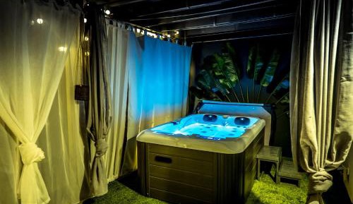 Deluxe Suite with Spa Bath