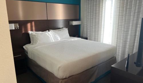 King Studio with Sofa Bed - Hearing Accessible