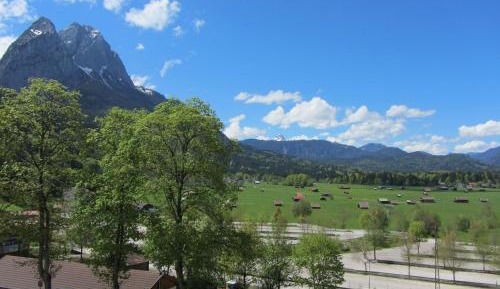 Superior One-Bedroom Apartment with Mountain View