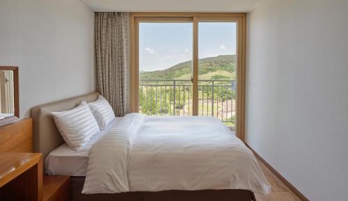 WEST Tower Suite B - Double (With Kitchenette)