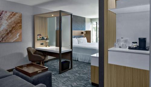 King Suite with Trundle Bed and Adapted Tub - Mobility and Hearing Accessible