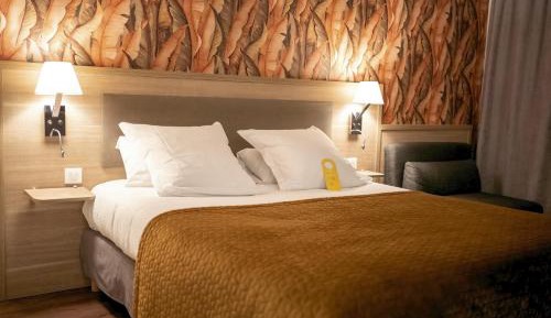 Standard Room - 1 Queen Bed