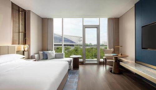Elite, Guest room, 1 King, City view, Balcony