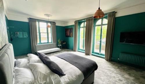 Deluxe Double Room (2 Adults + 1 Child)