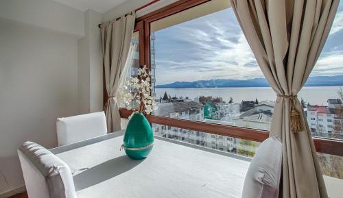 Apartment with Lake View