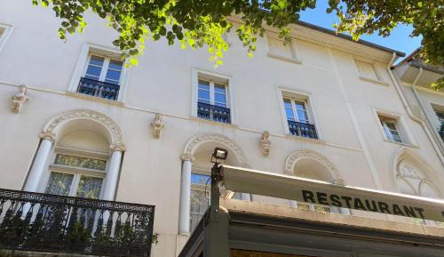 Apartment with Mountain View