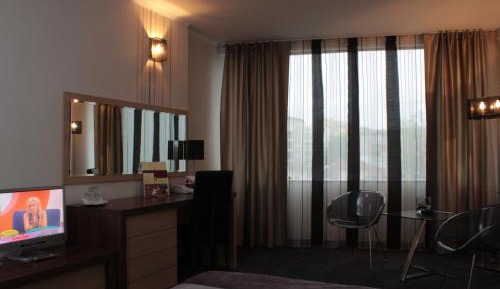 Twin Room - Free Pool & Gym