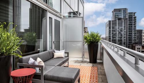 WOW, Suite, 1 King, Park view, Balcony