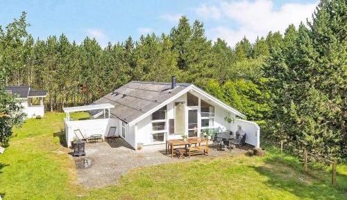 Three-Bedroom Holiday Home 