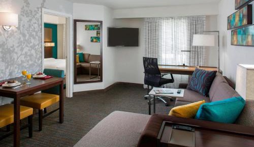 One-Bedroom Queen Suite with Sofa Bed - Hearing Accessible