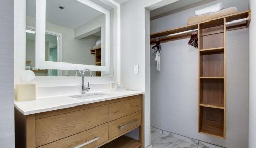 One-Bedroom King Suite - Non-Smoking