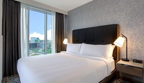 One-Bedroom King Suite with Balcony - Non-Smoking