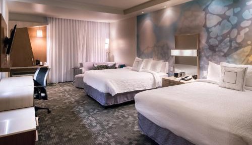 Queen Room with Two Queen Beds - Hearing Accessible