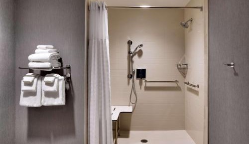 Queen Room with Two Queen Beds and Roll-In Shower - Disability Access