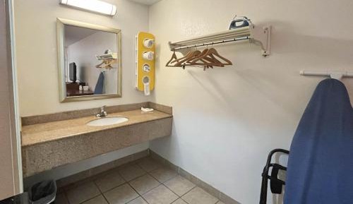 Queen Room - Non-Smoking