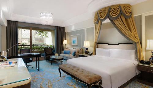 1 King One-Bedroom Suite