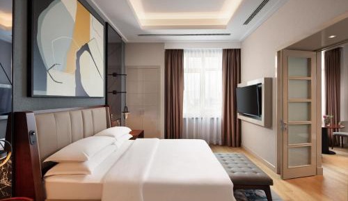 Executive Suite with Panoramic City View - Lounge Access