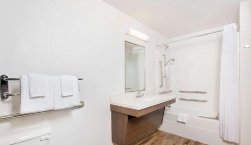 Quadruple Room with Two Queen Beds and Tub - Disability Access/Non Smoking