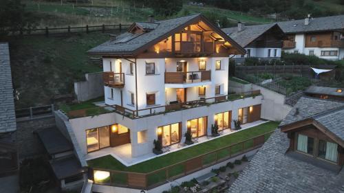 Two-Bedroom Deluxe Apartment with Garden View