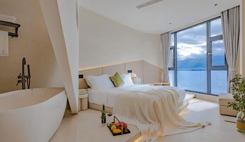 Lotus Lake View Bathtub King Room