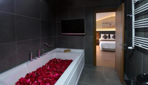 Deluxe Suite with Spa Bath
