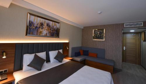Deluxe Double Room (2 Adults + 1 Child)
