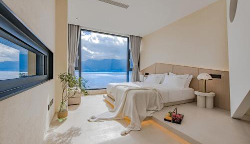 Maroon Moran Selection Lake View King Room