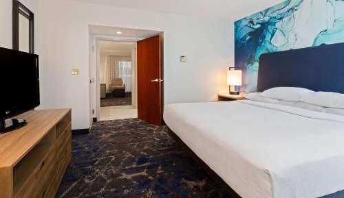 One-Bedroom King Suite - Hearing Access/Non-Smoking