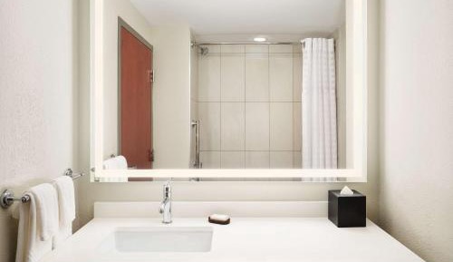 Two-Room Queen Suite with Two Queen Beds and Bath Tub - Disability Access