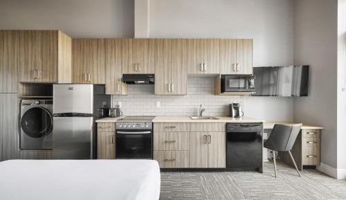 Executive Queen Studio