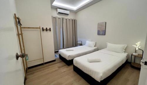 Twin Room with Shared Toilet