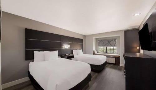 Double Room with Two Double Beds and Bath Tub - Mobility Access