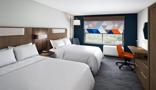 Standard Queen Room with Two Queen Beds and Communications Mobility Accessible Tub