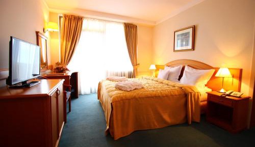 Suite with Lake View