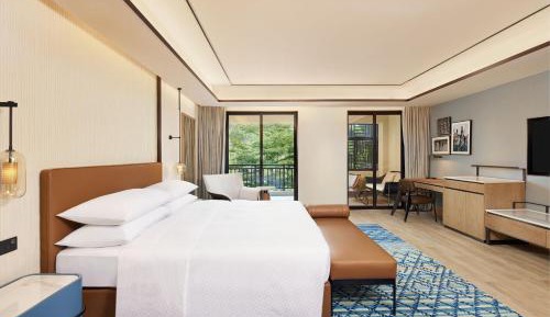 Luxury King Room with Balcony and Mountain View