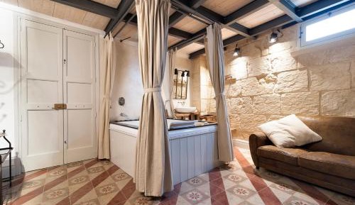 Deluxe Suite with Spa Bath