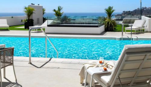 Apartment with Pool View 
