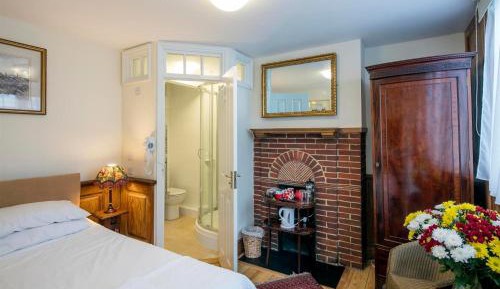 Ground Floor Double Room with Ensuite & Street view