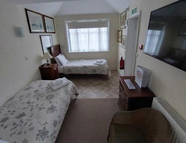 Ground Floor Twin Room with Ensuite & Garden View