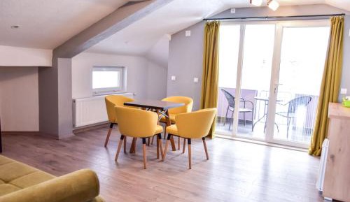 Apartment with Mountain View