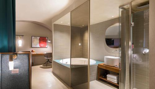 Deluxe Suite with Spa Bath