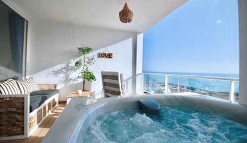 Apartment with Terrace and Sea View