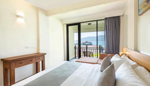Deluxe Room - Partial Seaview