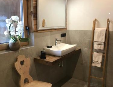 Apartment with Mountain View